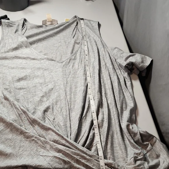 Michael Kors NWT Gray Relaxed Cut Out Short Sleeve Tee - Picture 6 of 8